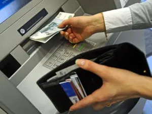 Чи можна давати номер банківської карти чужому для переказу грошей (можна) Чи можна давати номер банківської карти чужому для переказу грошей