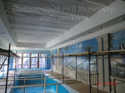 Натяжна стеля в басейні