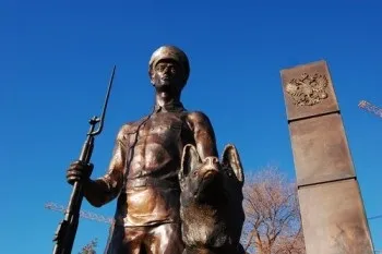 Пам'ятник прикордоннику з собакою в Благовєщенську - де знаходиться (пам'ятник собаці) Пам'ятник прикордоннику з собакою в Благовєщенську - де знаходиться