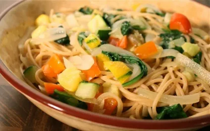Паста з овочами 4 рецепта (овочами розклади тарілках) Паста з овочами 4 рецепта