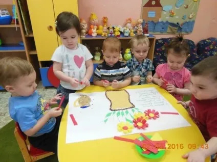 Плакат на 8 березня в школі і в дитячому саду своїми руками - як оформити стінгазету для колег і