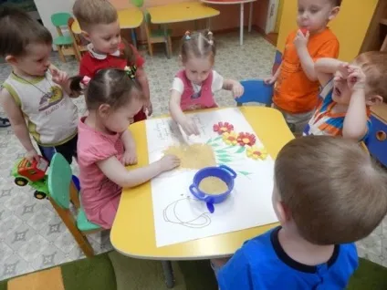 Плакат на 8 березня в школі і в дитячому саду своїми руками - як оформити стінгазету для колег і
