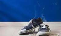 Чому смердить взуття всередині