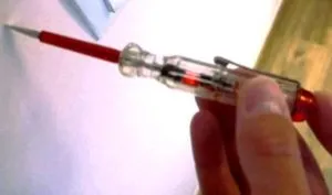 Детально розповімо як визначити фазу і нуль індикаторною викруткою (нуль) Детально розповімо як визначити фазу і нуль індикаторною викруткою