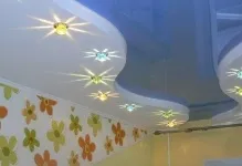 Стеля в дитячій фото в кімнаті, який краще зробити малюнок, дизайн зі скошеним і з фотодруком (дитячої) Стеля в дитячій фото в кімнаті, який краще зробити малюнок, дизайн зі скошеним і з фотодруком