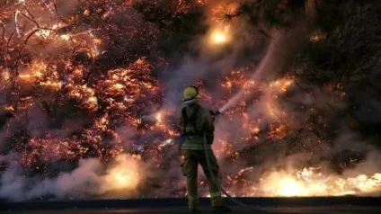 Пожежні відважні люди, які рятують людей (24 фото) (пожежні) Пожежні відважні люди, які рятують людей (24 фото)