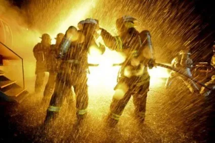 Пожежні відважні люди, які рятують людей (24 фото) (людей) Пожежні відважні люди, які рятують людей (24 фото)
