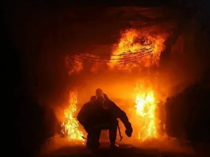 Пожежні відважні люди, які рятують людей (24 фото) (відважні люди) Пожежні відважні люди, які рятують людей (24 фото)