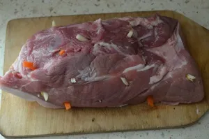 Рецепт свинини шпигували морквою і часником в духовці (морква) Рецепт свинини шпигували морквою і часником в духовці