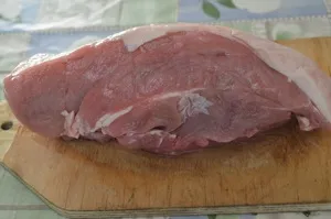 Рецепт свинини шпигували морквою і часником в духовці (морквою) Рецепт свинини шпигували морквою і часником в духовці