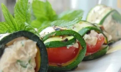 Рулетики з кабачків з начинкою (з сиром, куркою) рецепти (рулетики з кабачків з сиром і часником) Рулетики з кабачків з начинкою (з сиром, куркою) рецепти