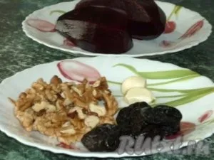 Салат з капусти, редиски і огірків - готуємо покроково з фото