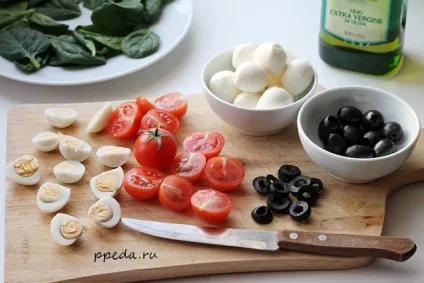 Салат з моцарелою і помідорами чері (моцарелою помідорами чері) Салат з моцарелою і помідорами чері