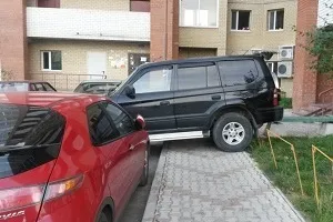 Штраф за паркування на тротуарі в 2017 році правила, чи дозволений заїзд, розмір (правила) Штраф за паркування на тротуарі в 2017 році правила, чи дозволений заїзд, розмір