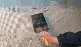 Штукатурка стін під шпалери своїми руками відео