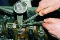 Зняття і розбирання двигуна - АЗЛК москвич 2141 (Ключем відвертаємо гайки) Зняття і розбирання двигуна - АЗЛК Москвич 2141