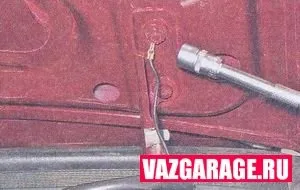 Знімаємо кришку багажника на ваз 2107 (кріплення) Знімаємо кришку багажника на ваз 2107