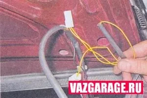 Знімаємо кришку багажника на ваз 2107 (заднього) Знімаємо кришку багажника на ваз 2107