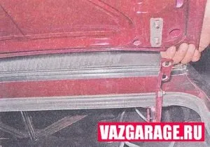 Знімаємо кришку багажника на ваз 2107 (ліхтарів) Знімаємо кришку багажника на ваз 2107