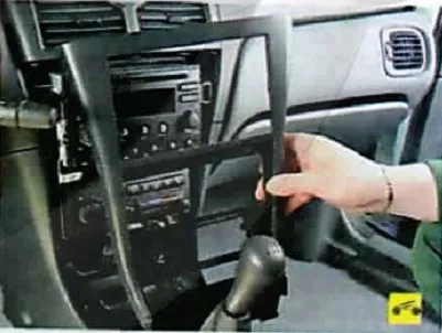 Зняття, розбирання та встановлення панелі приладів на nissan almera classic (зняття) Зняття, розбирання та встановлення панелі приладів на nissan almera classic
