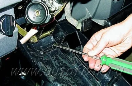 Зняття і розбирання рульової колонки (шарніра валу рульового механізму) Зняття і розбирання рульової колонки