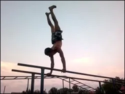 Стійка на руках на брусах, wolf workout