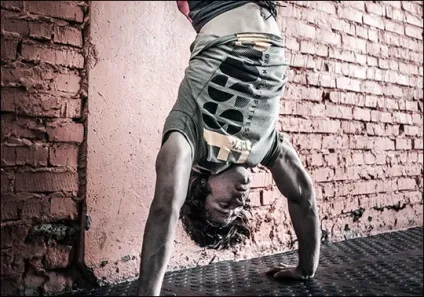 Стійка на руках на брусах, wolf workout