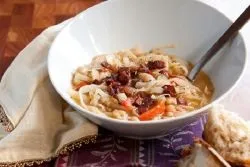 Тушкована капуста з кабачками