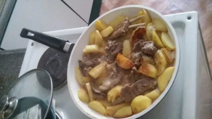 Тушковані реберця з картоплею (картоплею) Тушковані реберця з картоплею