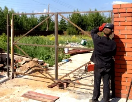 Установка воріт з профнастилу з хвірткою своїми руками фото і відео (профнастилу) Установка воріт з профнастилу з хвірткою своїми руками фото і відео