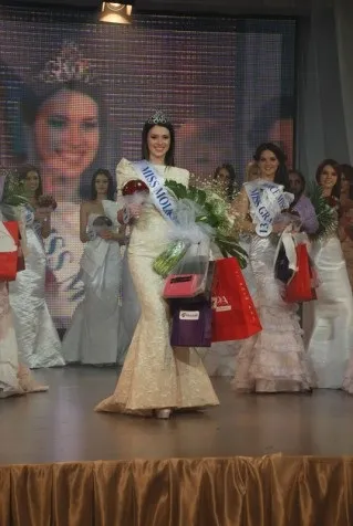 Вероніка попиваючи в першу чергу міс (країну Міс Світу) Вероніка попиваючи в першу чергу міс