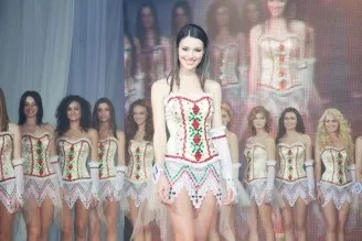 Вероніка попиваючи в першу чергу міс (черга) Вероніка попиваючи в першу чергу міс