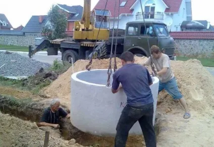 Вигрібна яма з бетонних кілець своїми руками (допомогою крана лебідки) Вигрібна яма з бетонних кілець своїми руками
