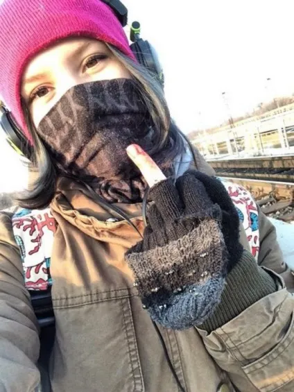 В Уссурійську дівчина лягла під колеса локомотива (лягла) В Уссурійську дівчина лягла під колеса локомотива