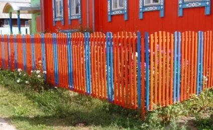 Забір-розмальовка, фарба для металевої огорожі, як розфарбувати парканчик на дачі своїми (паркан розфарбування фото своїми руками інструкція ціна) Забір-розмальовка, фарба для металевої огорожі, як розфарбувати парканчик на дачі своїми
