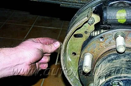 Заміна гальмівного барабана і колодок задніх коліс (коліс) Заміна гальмівного барабана і колодок задніх коліс