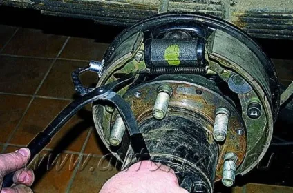 Заміна гальмівного барабана і колодок задніх коліс (гальмівного) Заміна гальмівного барабана і колодок задніх коліс