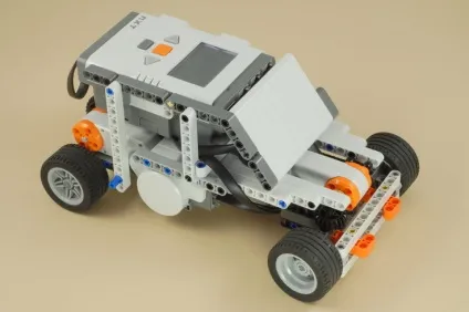 Гоночна машина - автобот »робот з lego nxt 2 (Bluetooth блок управління) Гоночна машина - автобот »робот з lego nxt 2