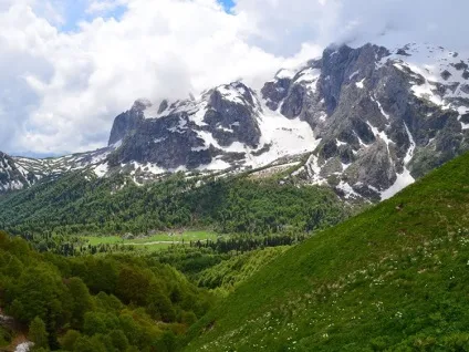 Гірська Адигея, селище Гузеріпль пам'ятки, чемодан