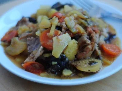 Печеня в горщиках з куркою, картоплею і чорносливом (горщиках) Печеня в горщиках з куркою, картоплею і чорносливом