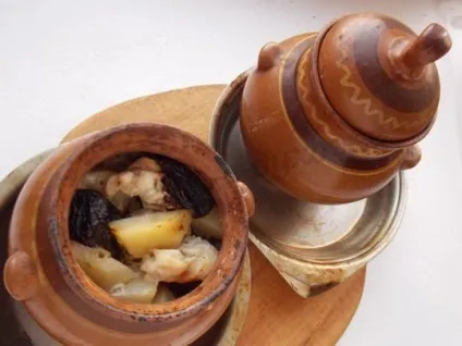 Печеня з чорносливом в горщиках (печеня) Печеня з чорносливом в горщиках