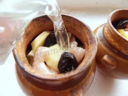 Печеня з чорносливом в горщиках (чорнослив) Печеня з чорносливом в горщиках