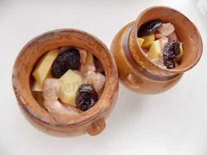 Печеня з чорносливом в горщиках (картопля) Печеня з чорносливом в горщиках