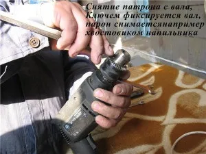 Як поміняти свердло в дрилі, якщо воно заклинило - способи відео