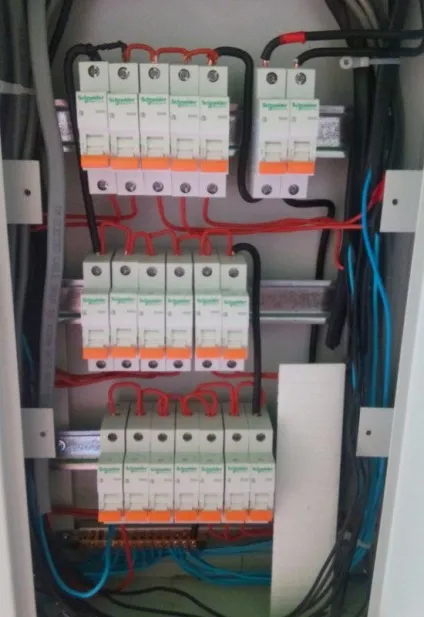 А ви поєднуєте автомати за допомогою гребінчастих шин (допомогою) А ви поєднуєте автомати за допомогою гребінчастих шин