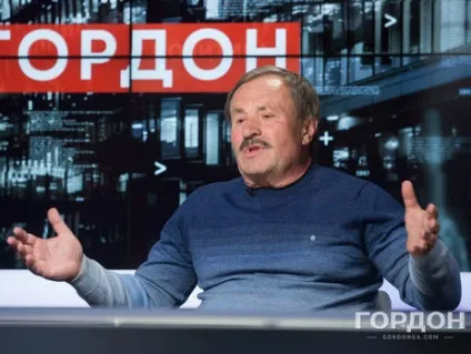 Бистряков у нас, замість того щоб піднімати рівень життя, піднімають рівень патріотизму на (життя) Бистряков у нас, замість того щоб піднімати рівень життя, піднімають рівень патріотизму на