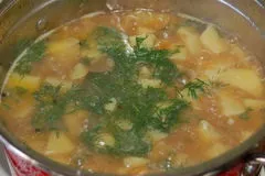 Бюджетна тушкована картопля з курячими шийками - покроковий рецепт з фото