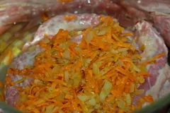 Бюджетна тушкована картопля з курячими шийками - покроковий рецепт з фото