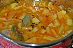 Бюджетна тушкована картопля з курячими шийками - покроковий рецепт з фото