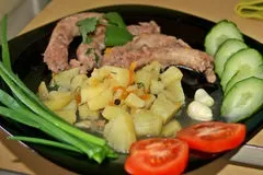 Бюджетна тушкована картопля з курячими шийками - покроковий рецепт з фото
